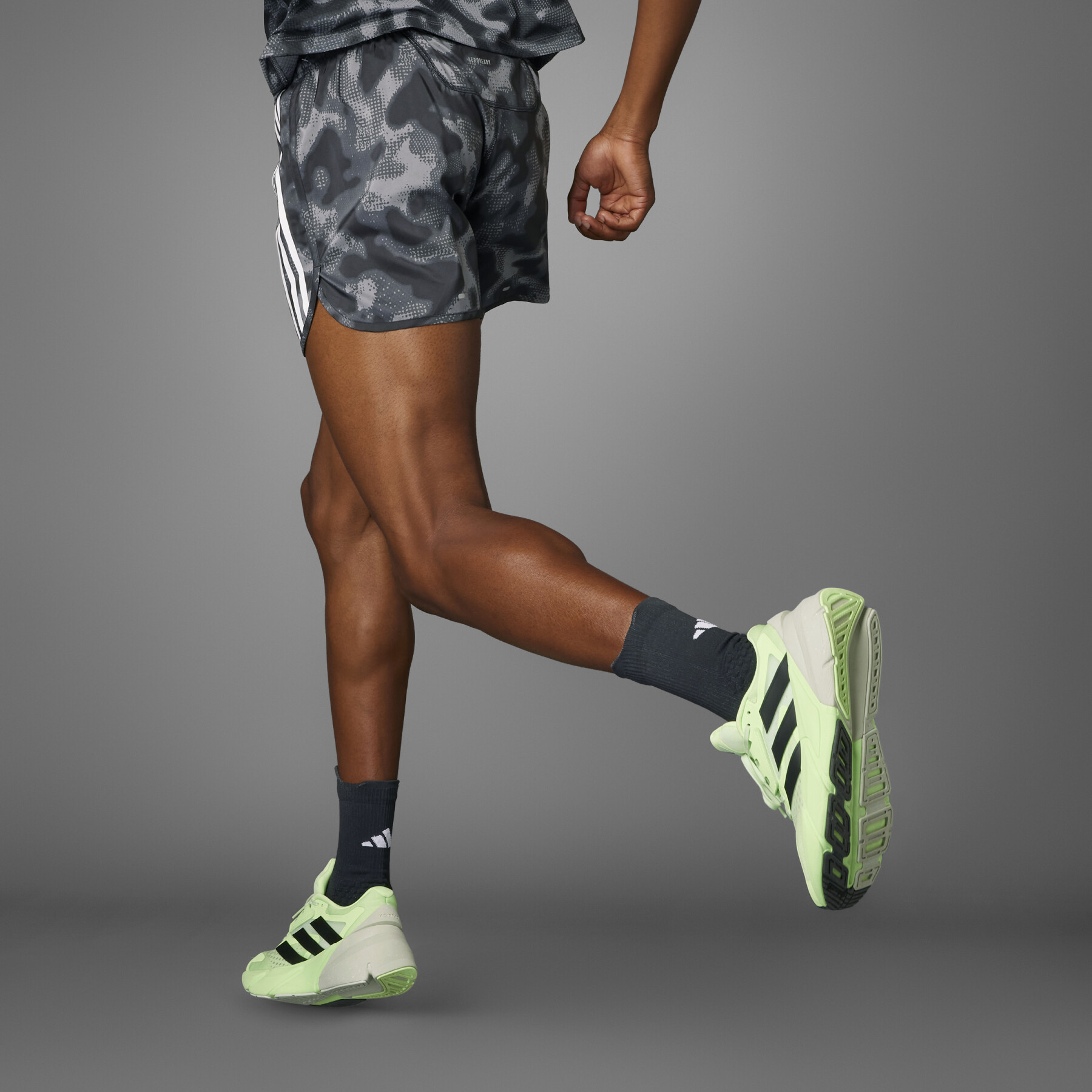 Bedrukte shorts adidas Own the Run 3 Stripes